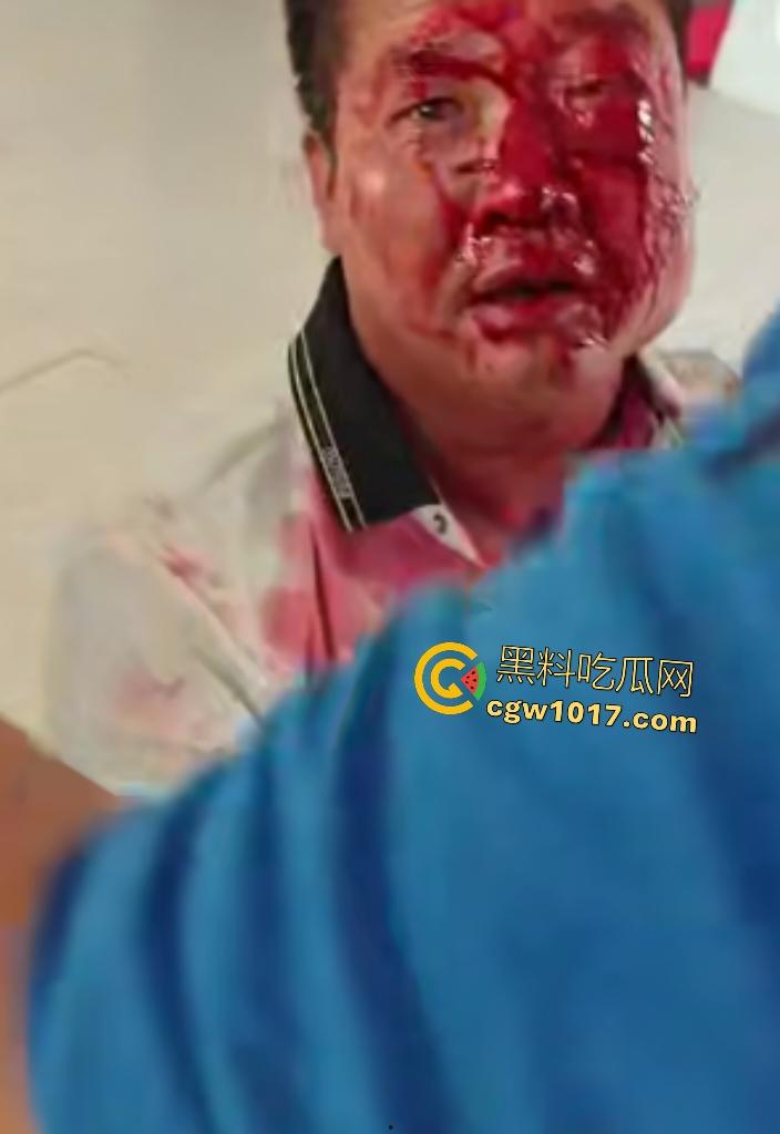 游戏团战关键时刻被老爸关电脑,网瘾儿子阿强直接打亲爸头破血流,老爸跪地求饶“我错了”,老妈哭求和解!