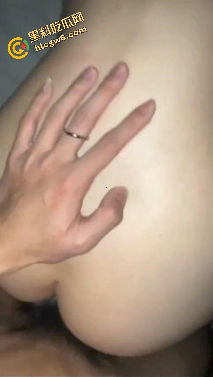 辽宁大连社会反差骚鸡『刘思颖』吸吮口爆吞精男友肉棒 后怼猛操性爱贼淫荡!原创独家流出!