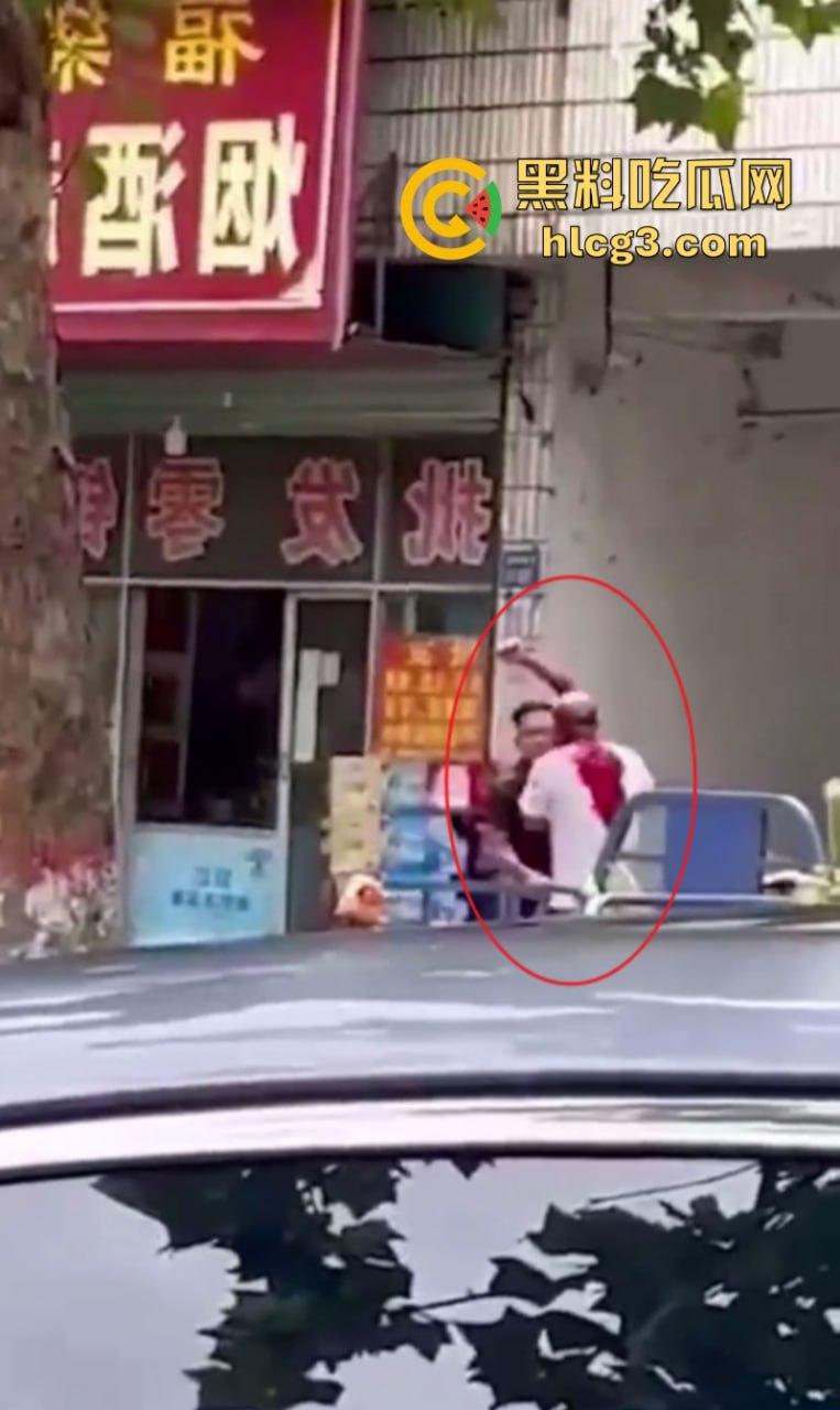 女人惹的祸!河南永城一光头男子被黑衣男子持刀刺伤致死