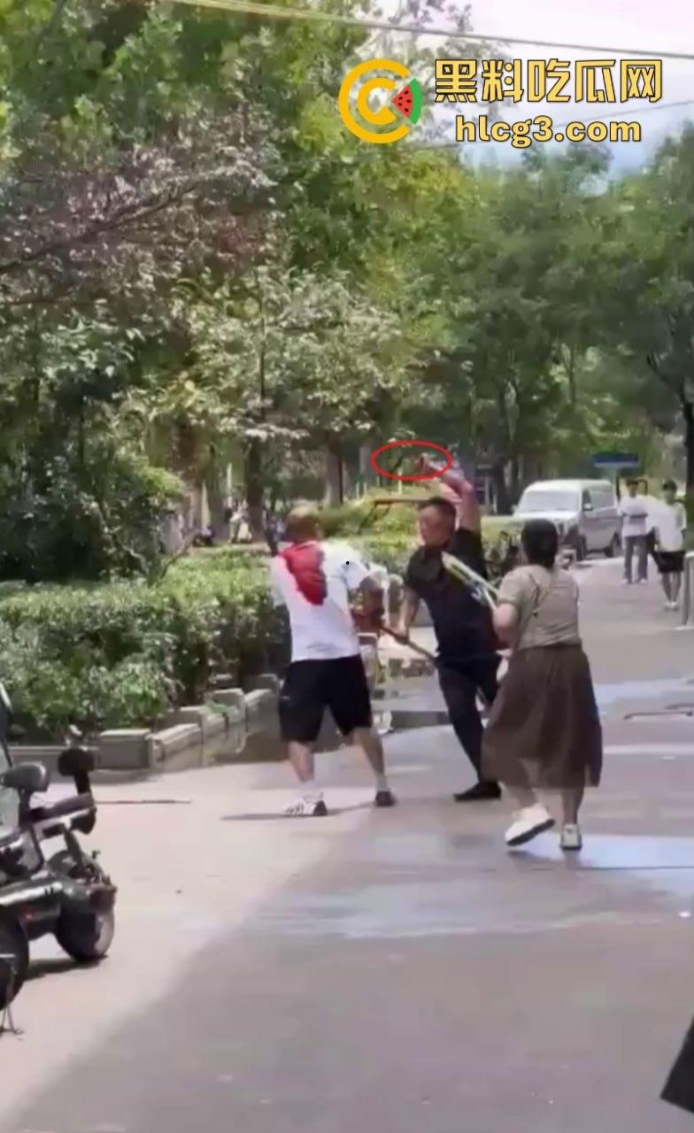 女人惹的祸!河南永城一光头男子被黑衣男子持刀刺伤致死