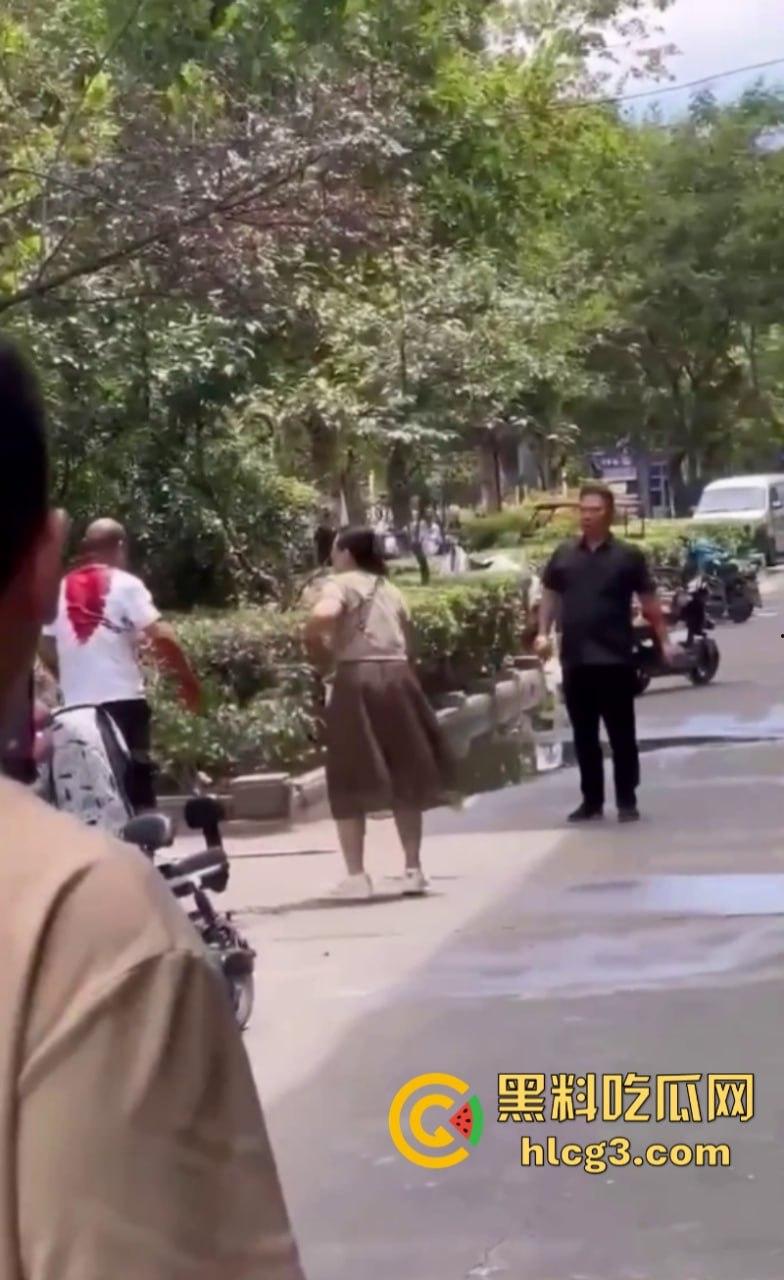 女人惹的祸!河南永城一光头男子被黑衣男子持刀刺伤致死