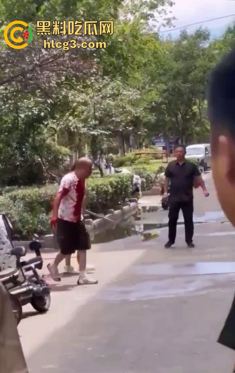 女人惹的祸!河南永城一光头男子被黑衣男子持刀刺伤致死