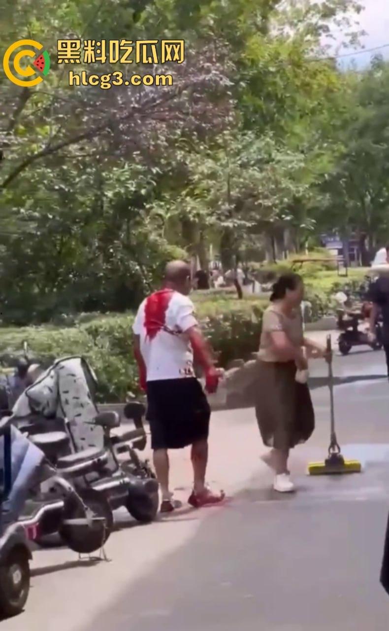 女人惹的祸!河南永城一光头男子被黑衣男子持刀刺伤致死