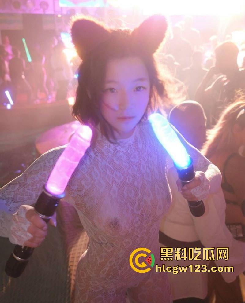 北美魅魔【Sophia刘】美国拉斯维加斯EDC电音节 穿露点战袍鼓励荡妇自由 与合租室友airbnb口交做爱视频流出!