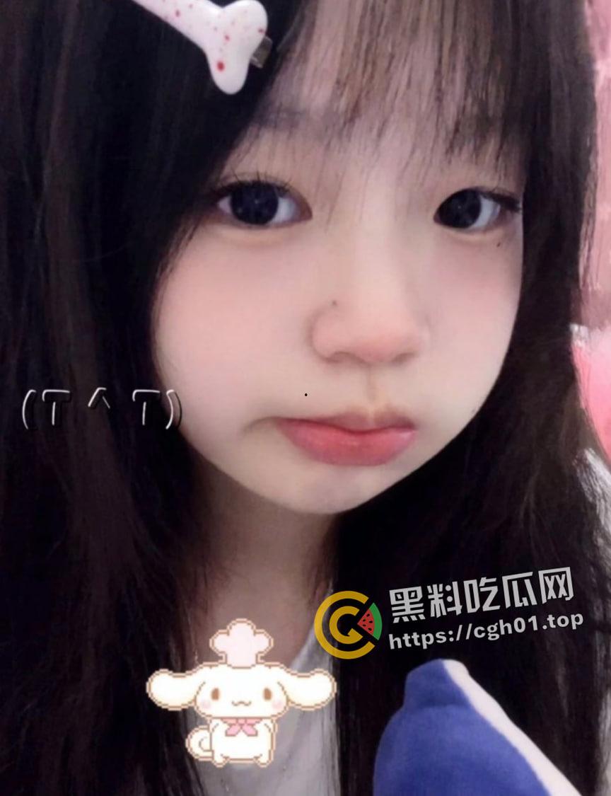 武汉大学大一萌妹给男友发私密视频被流出 肥嫩鲍鱼 粉里透红 揉一下水就喷出来