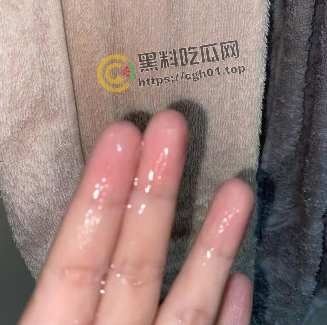 武汉大学大一萌妹给男友发私密视频被流出 肥嫩鲍鱼 粉里透红 揉一下水就喷出来