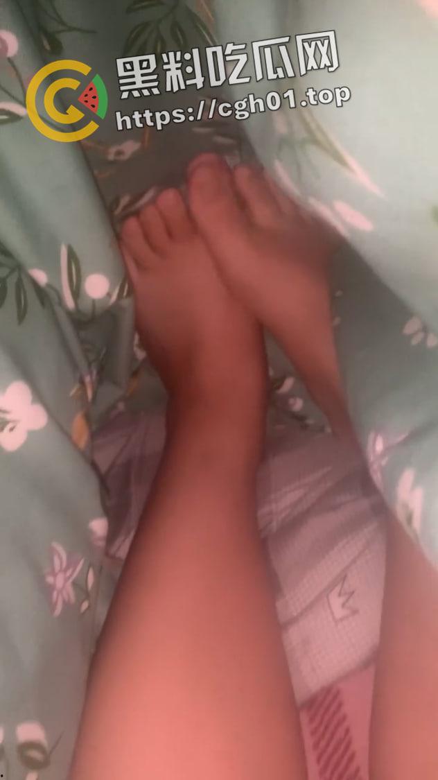 武汉大学大一萌妹给男友发私密视频被流出 肥嫩鲍鱼 粉里透红 揉一下水就喷出来