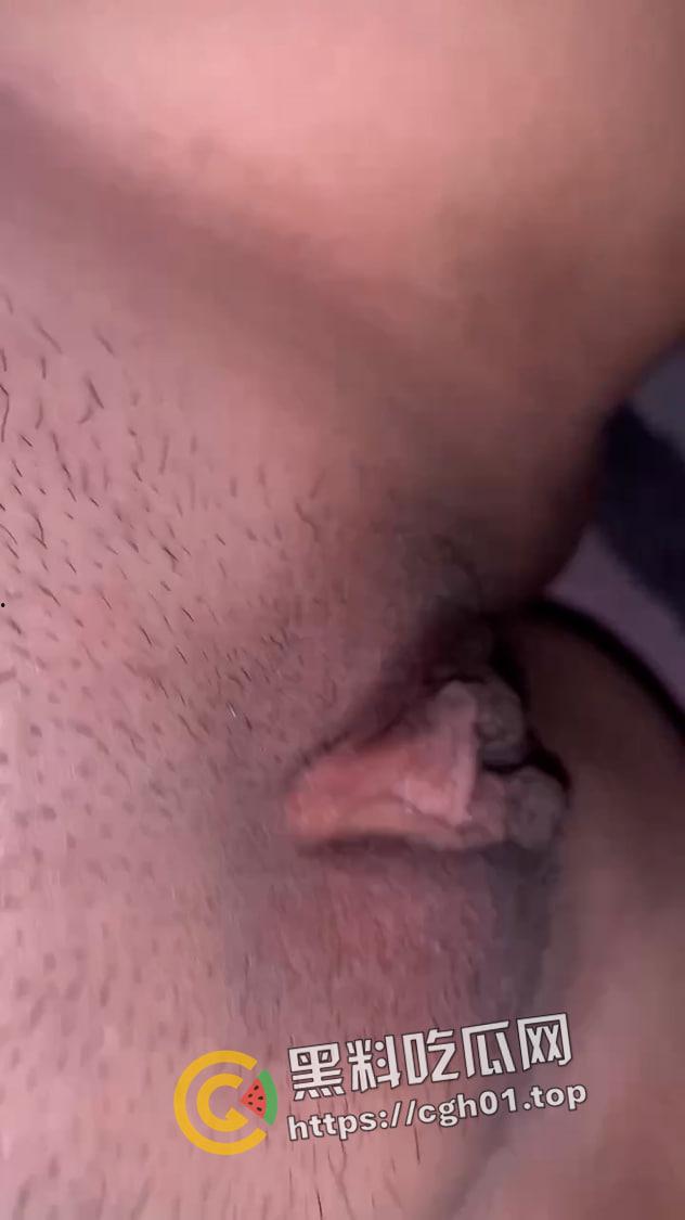 武汉大学大一萌妹给男友发私密视频被流出 肥嫩鲍鱼 粉里透红 揉一下水就喷出来