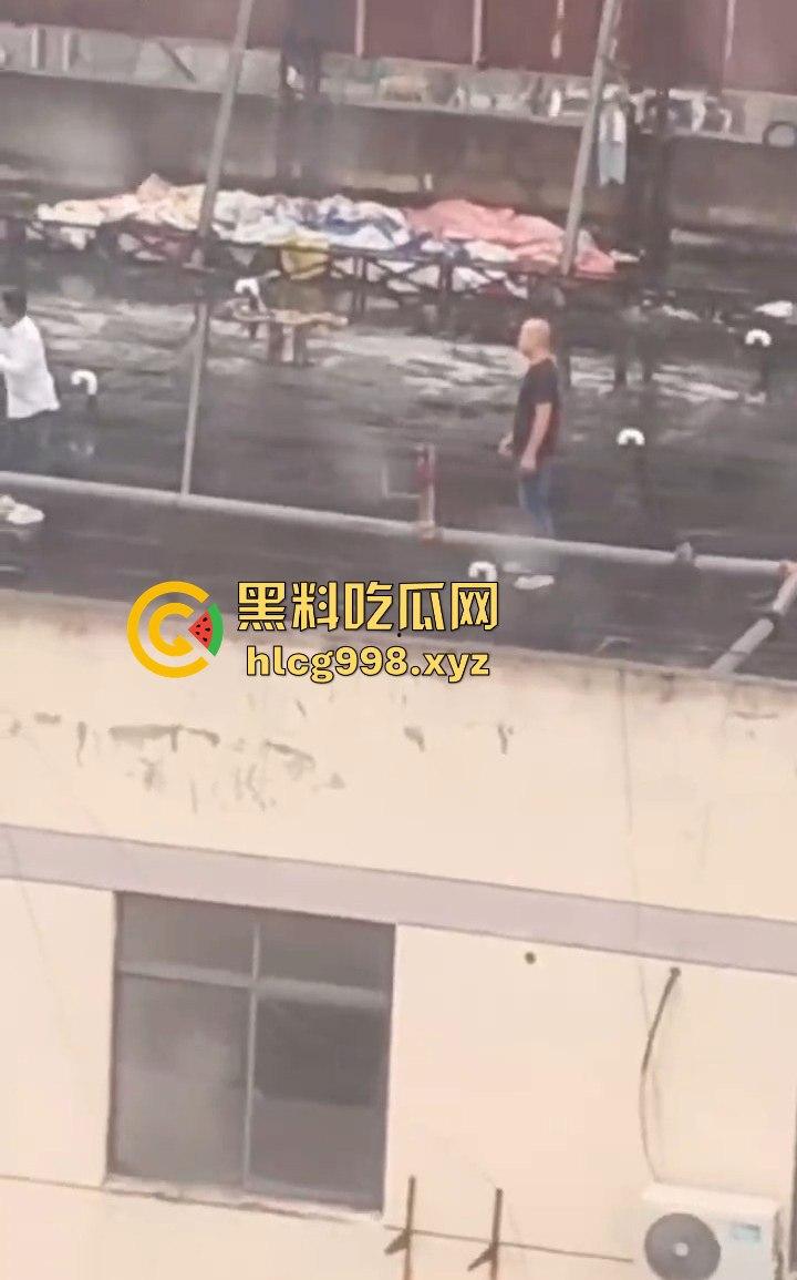 大哥临危不乱,消防队还在路上,徒手拯救跳楼女孩,你是哪里来的神仙!