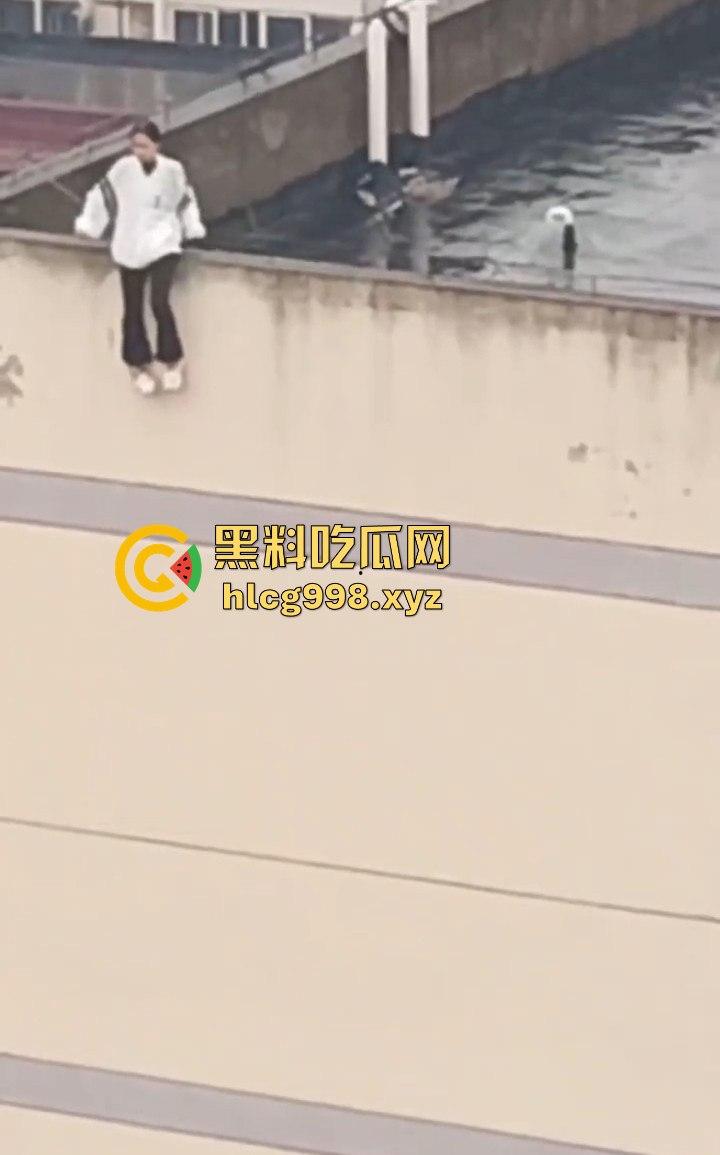 大哥临危不乱,消防队还在路上,徒手拯救跳楼女孩,你是哪里来的神仙!