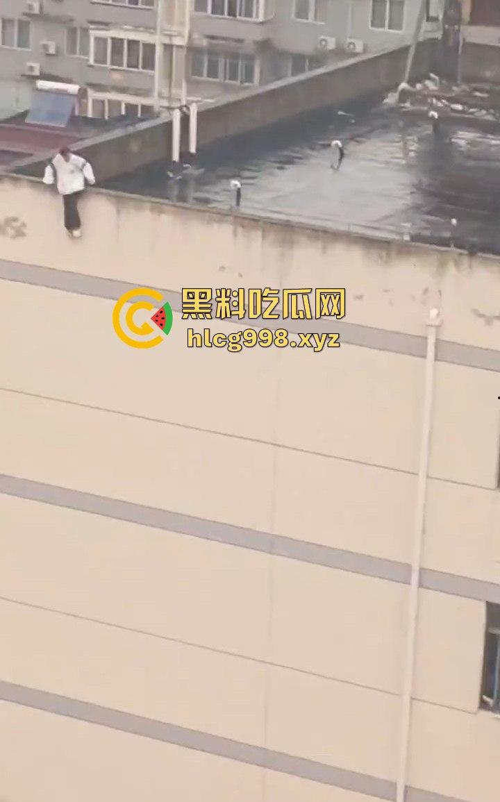 大哥临危不乱,消防队还在路上,徒手拯救跳楼女孩,你是哪里来的神仙!