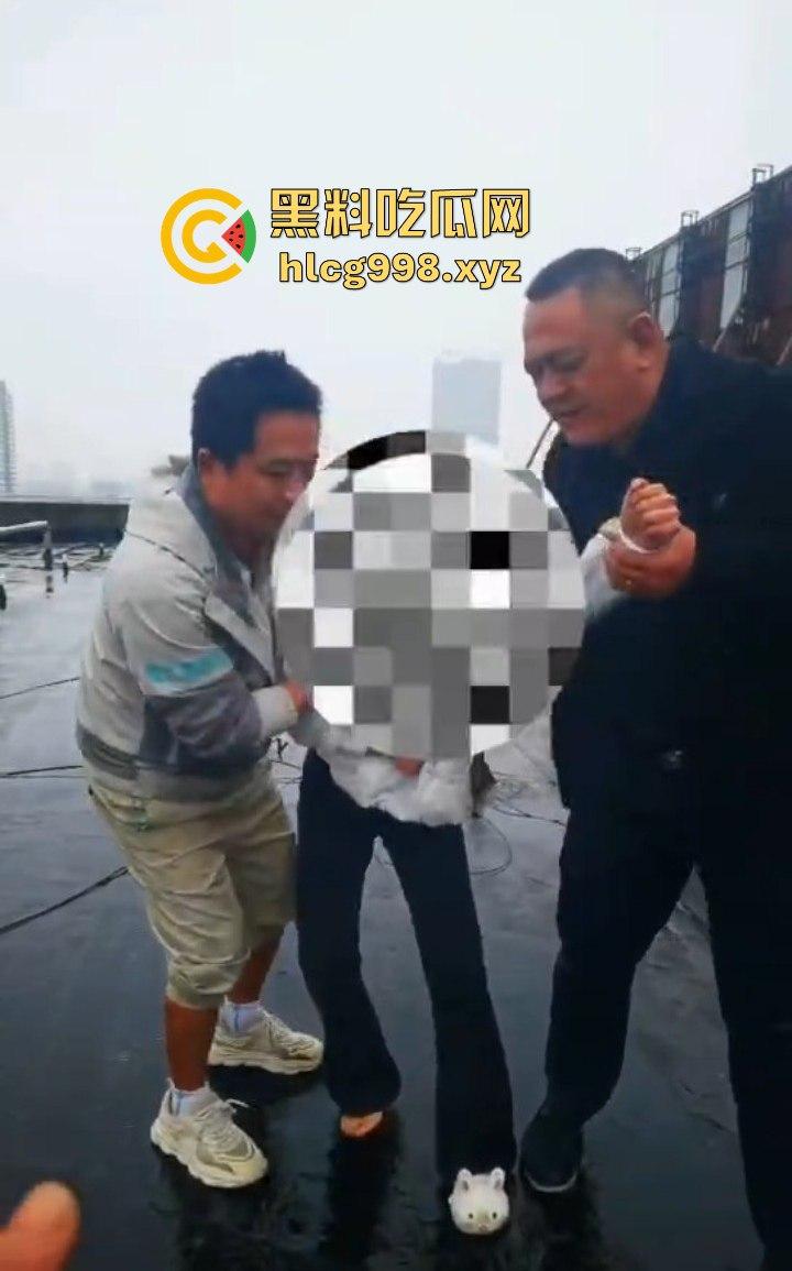 大哥临危不乱,消防队还在路上,徒手拯救跳楼女孩,你是哪里来的神仙!