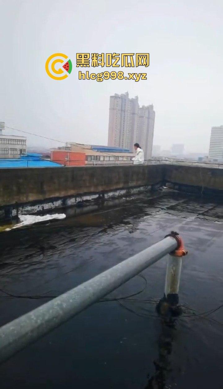 大哥临危不乱,消防队还在路上,徒手拯救跳楼女孩,你是哪里来的神仙!