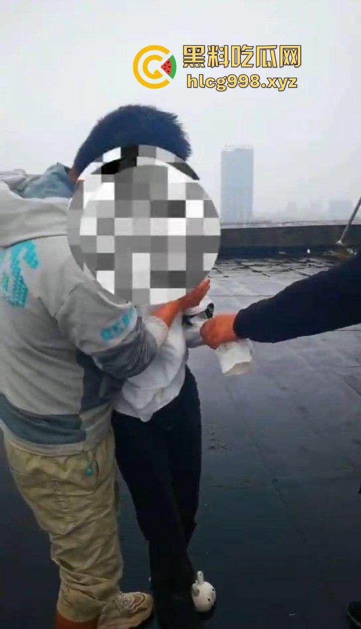 大哥临危不乱,消防队还在路上,徒手拯救跳楼女孩,你是哪里来的神仙!