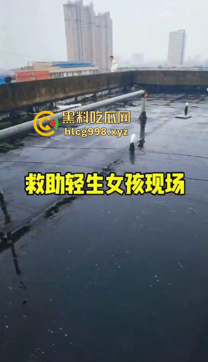 大哥临危不乱,消防队还在路上,徒手拯救跳楼女孩,你是哪里来的神仙!