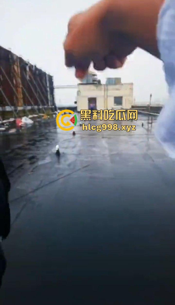 大哥临危不乱,消防队还在路上,徒手拯救跳楼女孩,你是哪里来的神仙!