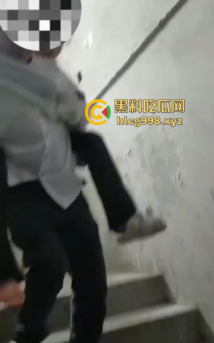 大哥临危不乱,消防队还在路上,徒手拯救跳楼女孩,你是哪里来的神仙!