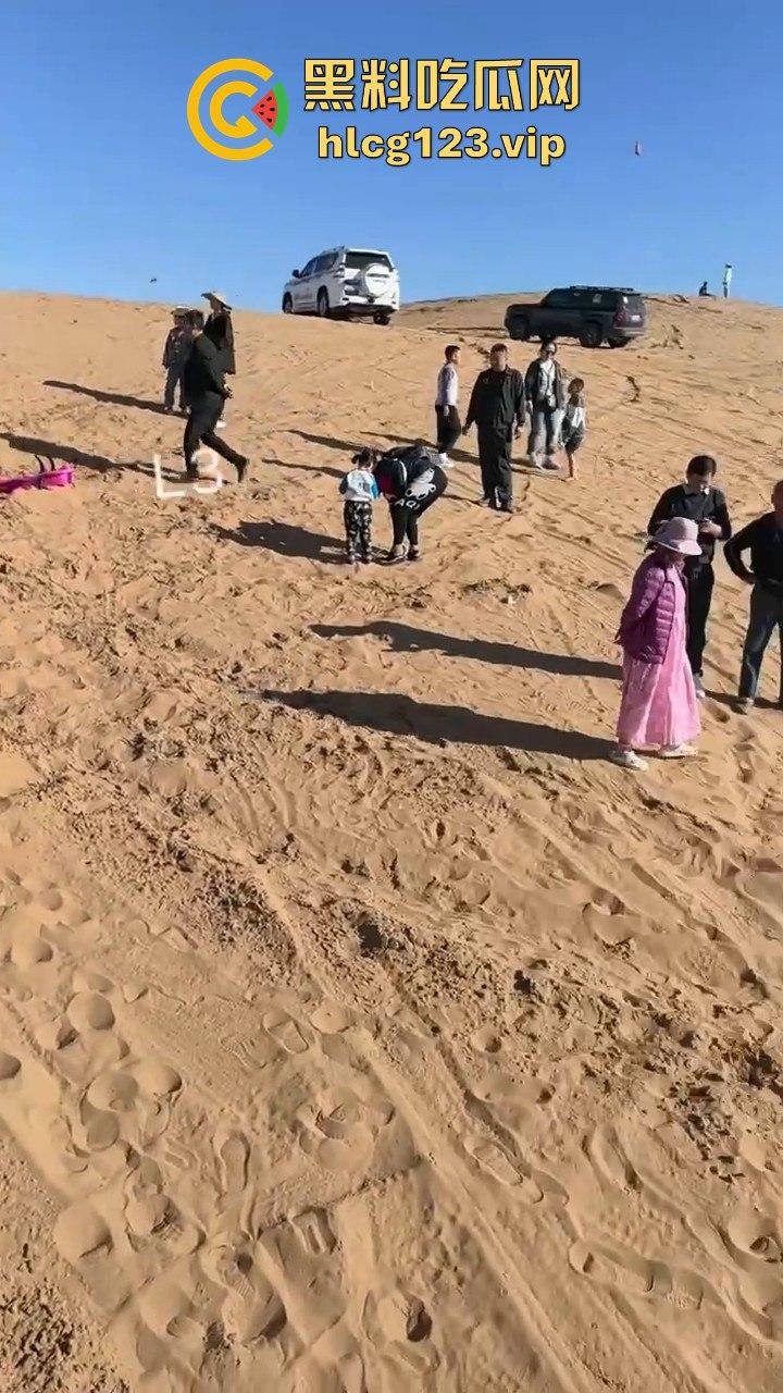 阿拉善左旗英雄会酿惨剧!孩子玩沙被碾压致骨折,网友吐槽:这地儿可不是玩沙的地儿!