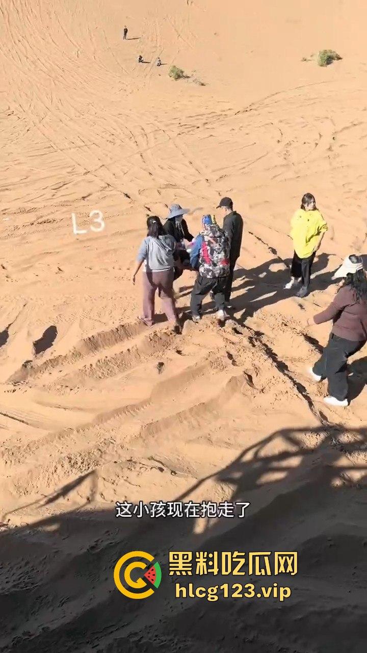 阿拉善左旗英雄会酿惨剧!孩子玩沙被碾压致骨折,网友吐槽:这地儿可不是玩沙的地儿!