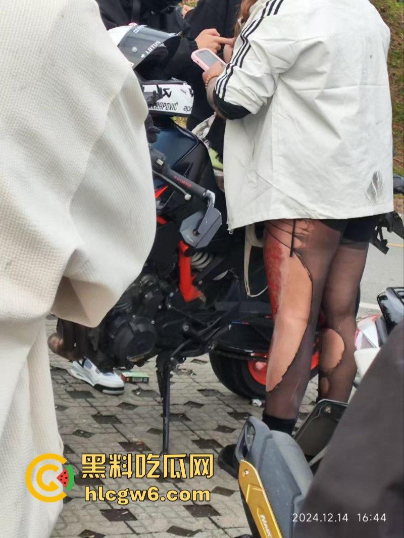 美图秀秀弱爆了 这才是真实磨皮！胖妹装逼压弯失控撞车  黑丝当场爆裂惨遭磨皮 大腿血肉模糊 真是悲惨又丢人！