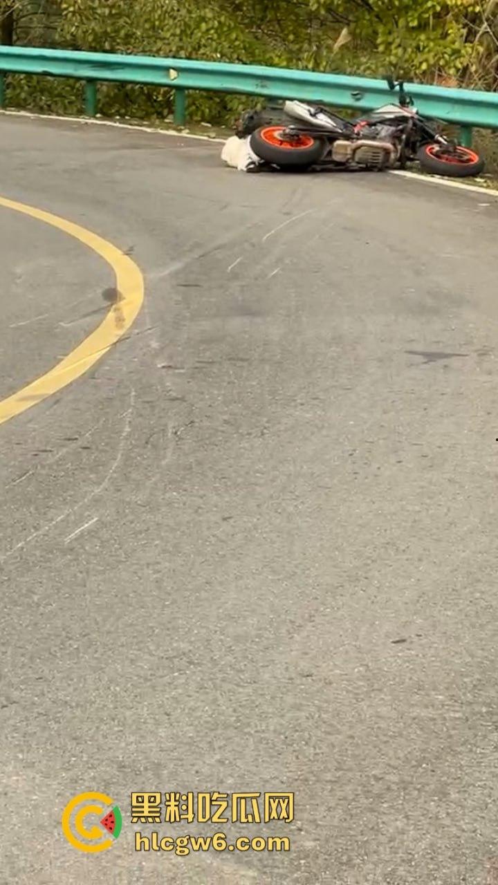 美图秀秀弱爆了 这才是真实磨皮!胖妹装逼压弯失控撞车 黑丝当场爆裂惨遭磨皮 大腿血肉模糊 真是悲惨又丢人!