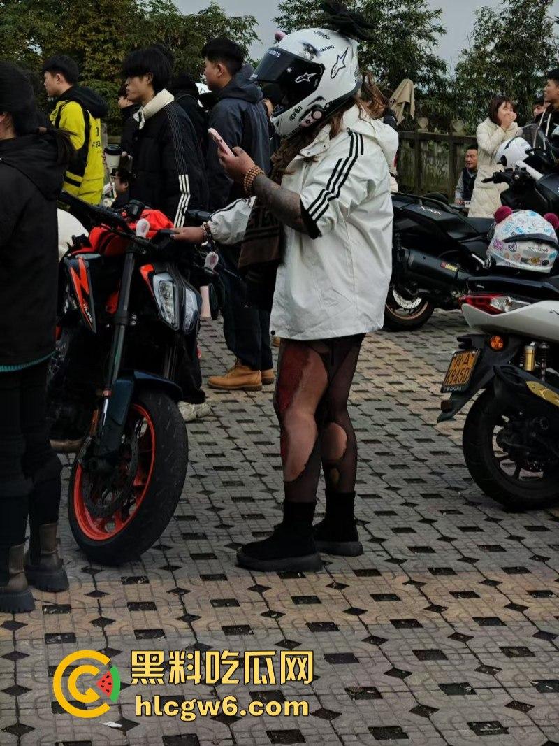 美图秀秀弱爆了 这才是真实磨皮!胖妹装逼压弯失控撞车 黑丝当场爆裂惨遭磨皮 大腿血肉模糊 真是悲惨又丢人!