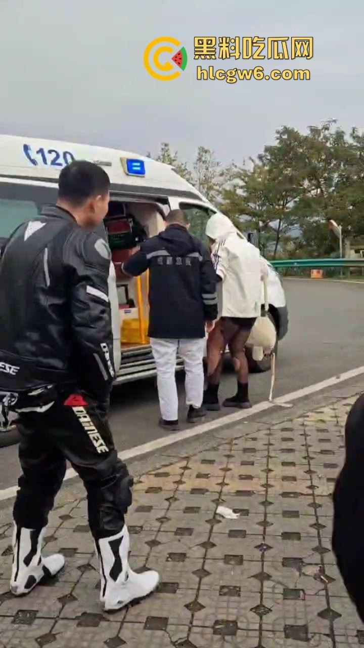 美图秀秀弱爆了 这才是真实磨皮!胖妹装逼压弯失控撞车 黑丝当场爆裂惨遭磨皮 大腿血肉模糊 真是悲惨又丢人!