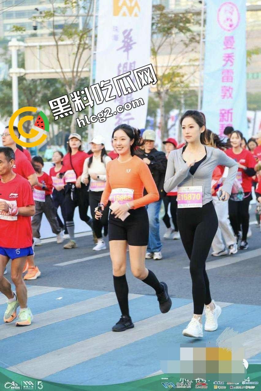 瓜友小红书上约的珠海极品女神 爱运动还参加过马拉松 没想到床上这么淫荡 深情舔屌的眼神太迷人了!