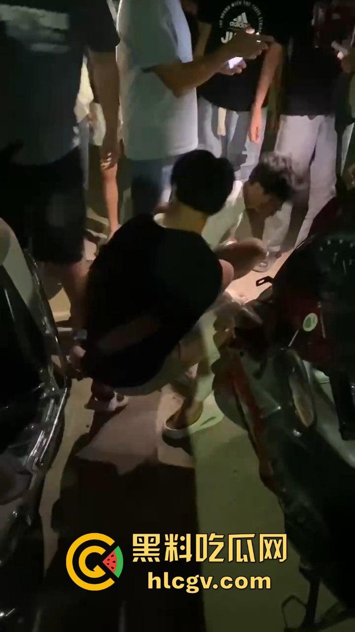 饶平霞东公园精神小伙偷车被当场抓获，装逼不成反成笑话！