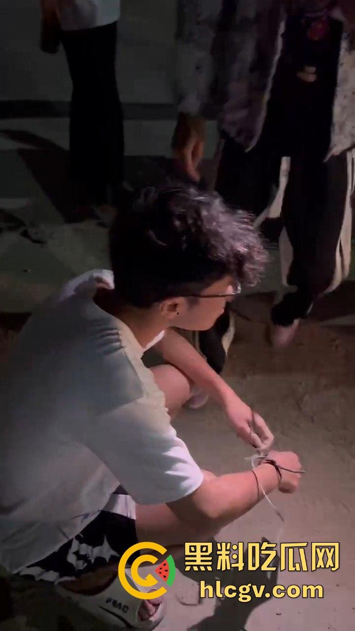 饶平霞东公园精神小伙偷车被当场抓获,装逼不成反成笑话!