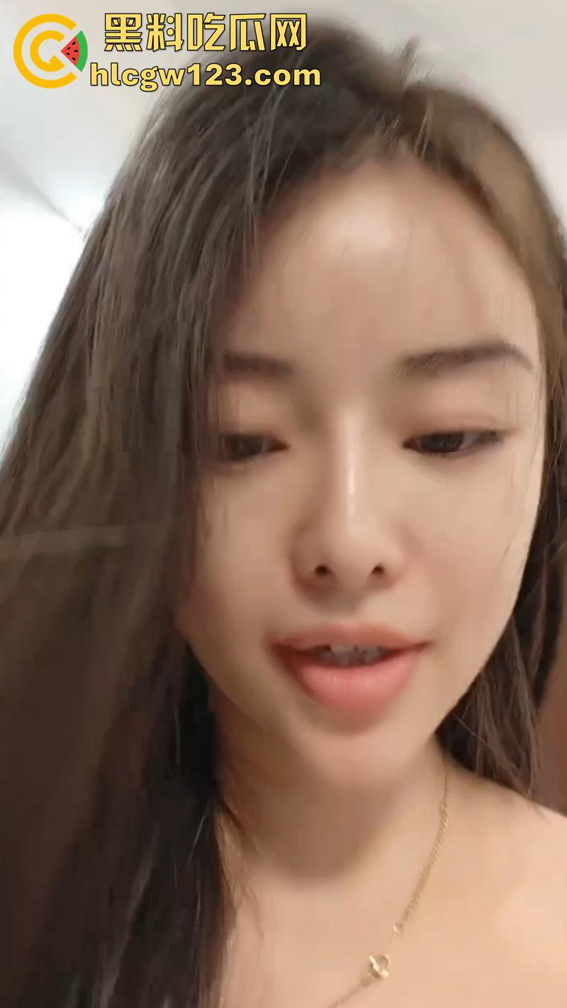 高颜值白嫩美少妇，背着老公在家开黄播，还约炮大哥来家里操，全程自拍给网友看，大屁股太会摇了!