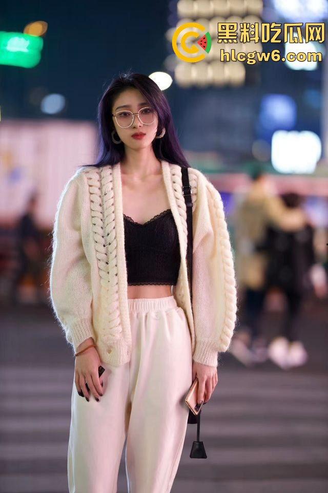 抖音同城局4男4女彻夜狂欢,酒吧局拼酒拼到吐,凌晨开房小哥10分钟缴械,妹子太猛!