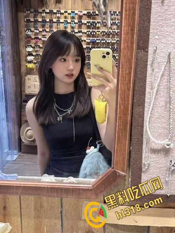 湖北经济学院【李媛媛】,大尺度自拍黑丝白丝自慰,蕾丝JK道具狂插骚逼,谁不想干嫩嫩小妹妹 !