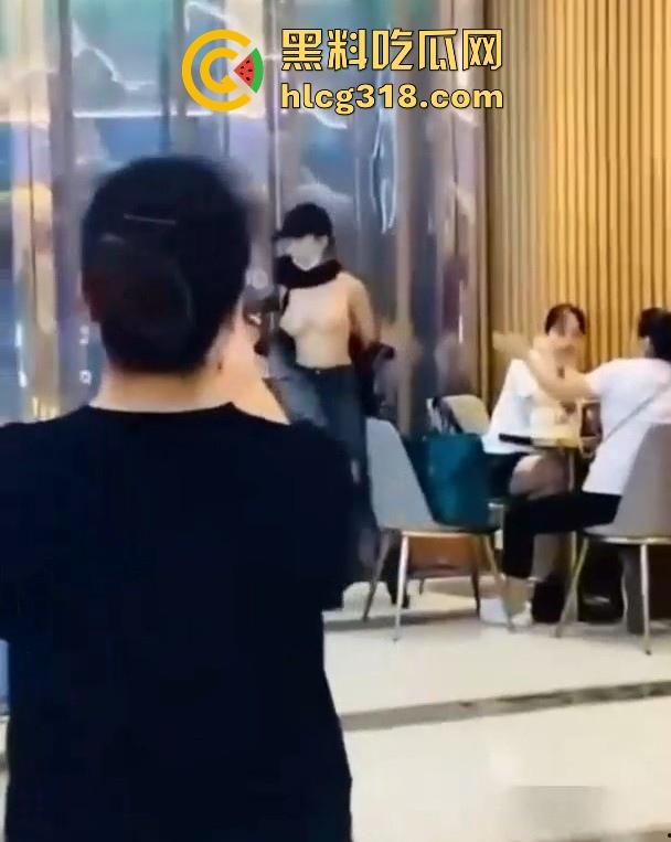 浙江某步行街一女子当众脱衣全裸游街，疑似受到了精神刺激，嘴巴不知道念叨什么，路人纷纷驻足观看。