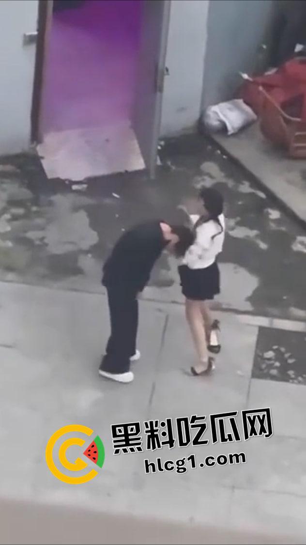 蟑螂系女友！同时对峙两个男友 跳楼后毫发无伤还在纠缠 被抱摔内脏出血 真是不作不会死啊