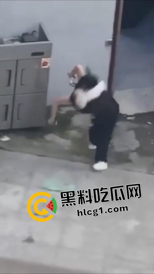 蟑螂系女友!同时对峙两个男友 跳楼后毫发无伤还在纠缠 被抱摔内脏出血 真是不作不会死啊