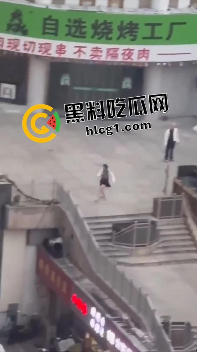 蟑螂系女友!同时对峙两个男友 跳楼后毫发无伤还在纠缠 被抱摔内脏出血 真是不作不会死啊