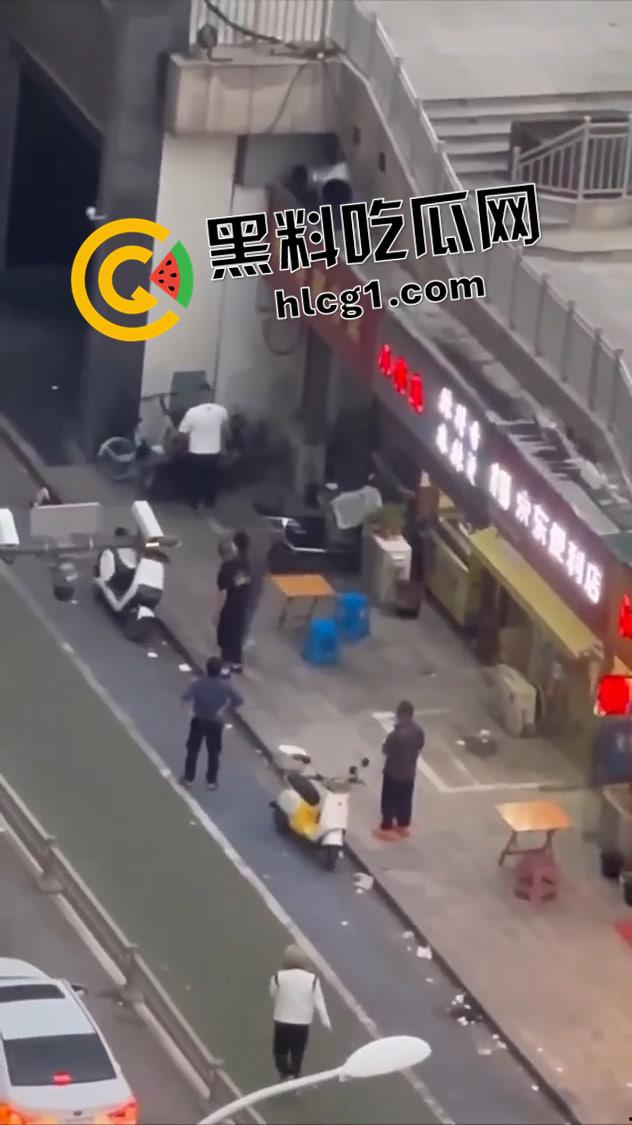 蟑螂系女友!同时对峙两个男友 跳楼后毫发无伤还在纠缠 被抱摔内脏出血 真是不作不会死啊