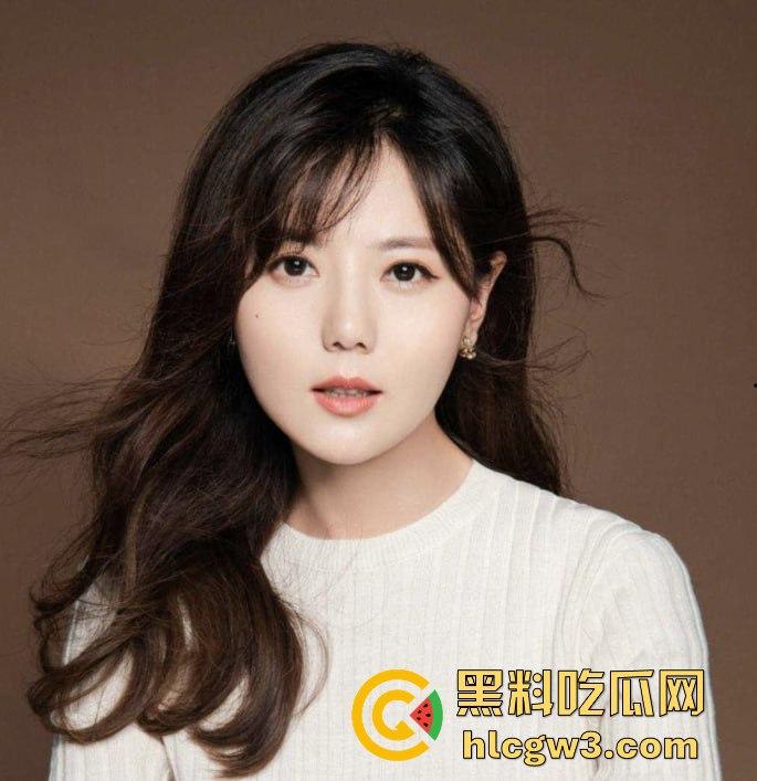 65岁绿地董事长『张玉良』KTV裸嗨,鸡巴细得像牙签骚女争抢舔,酒店女秘书被老头干到腿软精液满脸!