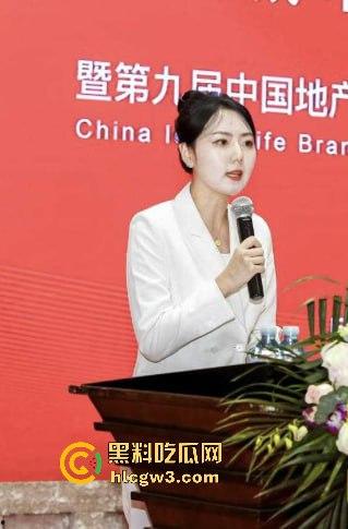 65岁绿地董事长『张玉良』KTV裸嗨,鸡巴细得像牙签骚女争抢舔,酒店女秘书被老头干到腿软精液满脸!