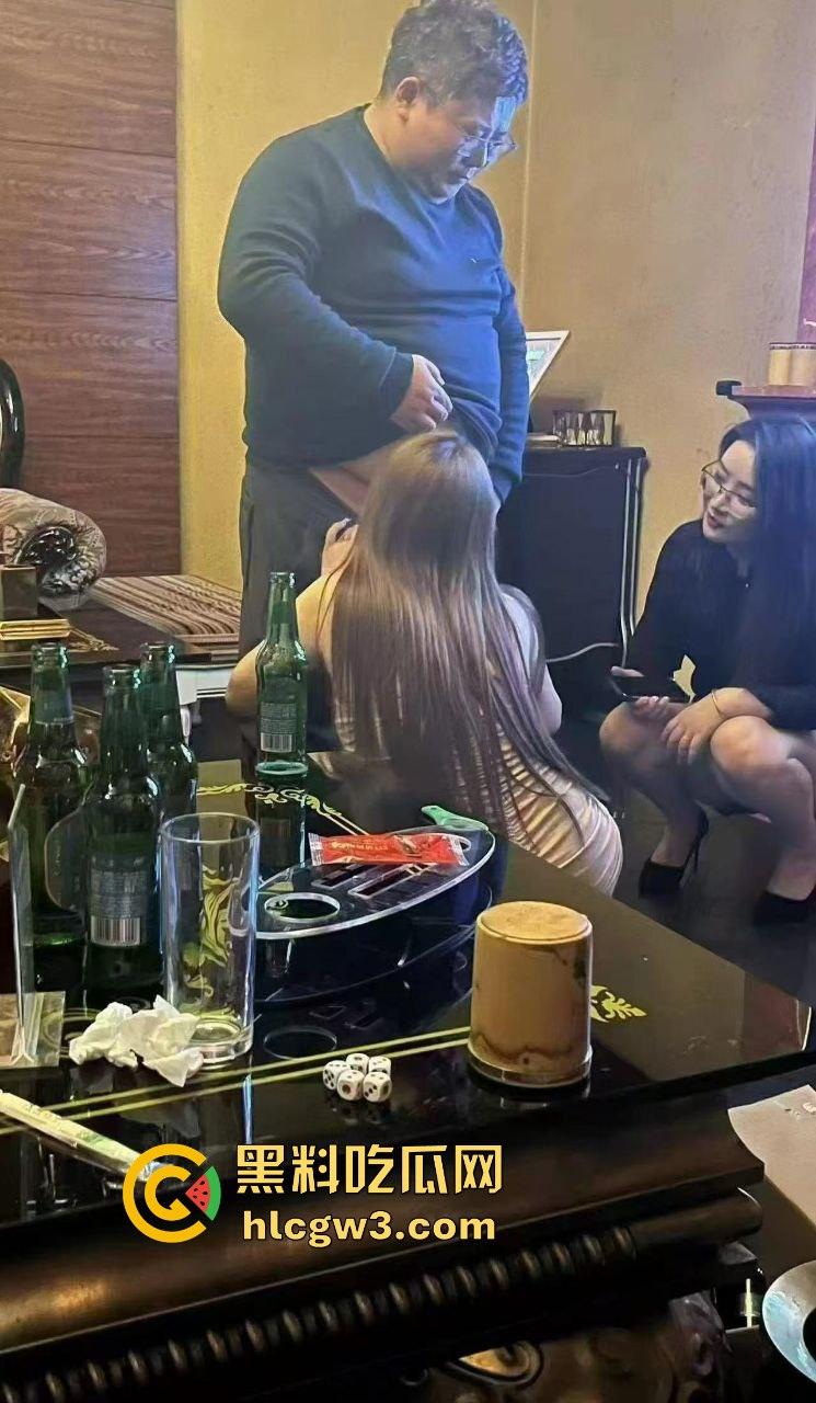 65岁绿地董事长『张玉良』KTV裸嗨,鸡巴细得像牙签骚女争抢舔,酒店女秘书被老头干到腿软精液满脸!