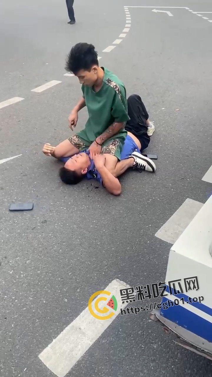 当城管遇上新疆人 这下不嚣张了! 掐着城管脖子当人质 真是横的就怕不要命的
