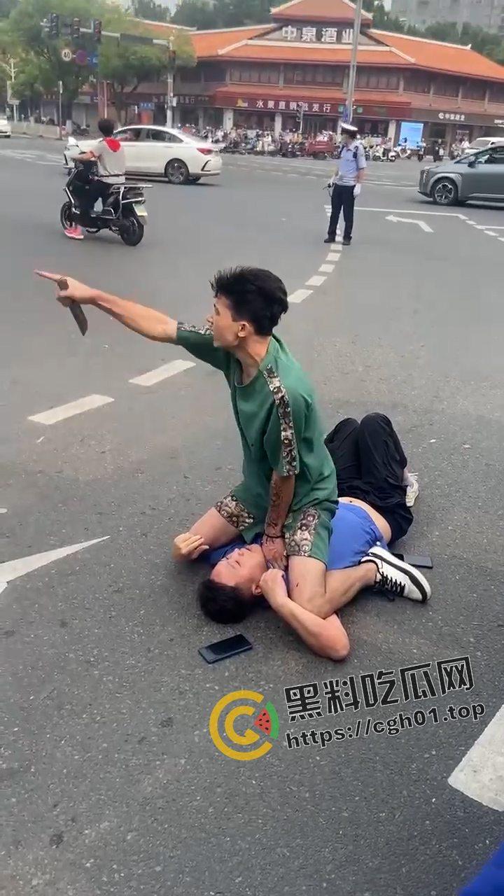 当城管遇上新疆人 这下不嚣张了! 掐着城管脖子当人质 真是横的就怕不要命的