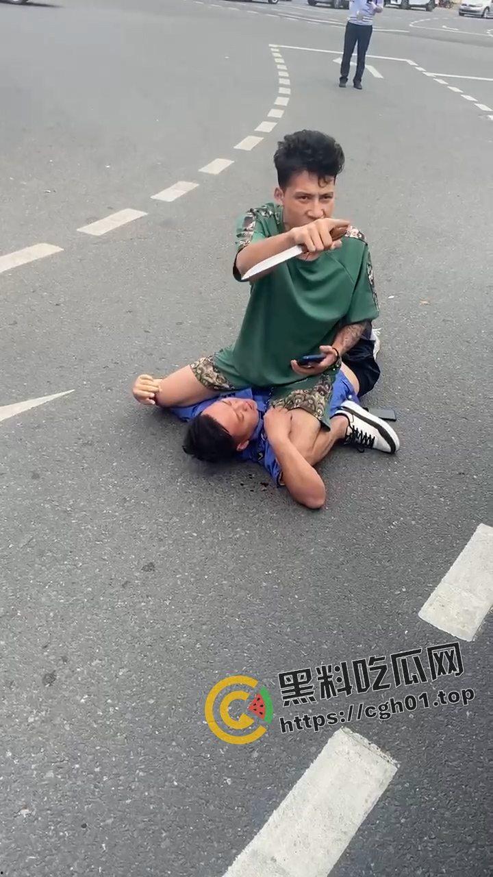 当城管遇上新疆人 这下不嚣张了! 掐着城管脖子当人质 真是横的就怕不要命的