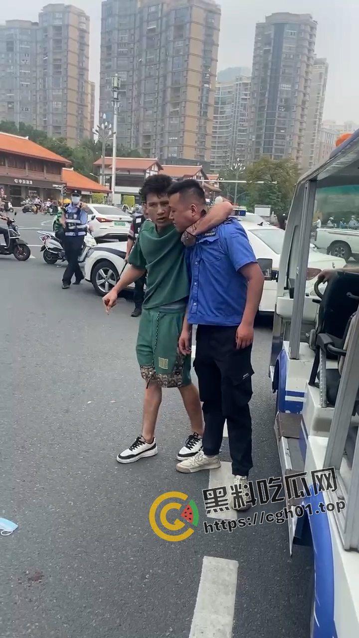 当城管遇上新疆人 这下不嚣张了! 掐着城管脖子当人质 真是横的就怕不要命的