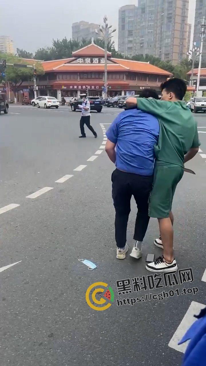 当城管遇上新疆人 这下不嚣张了! 掐着城管脖子当人质 真是横的就怕不要命的