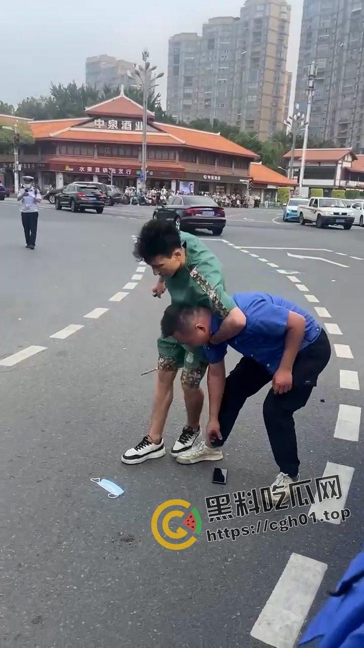 当城管遇上新疆人 这下不嚣张了! 掐着城管脖子当人质 真是横的就怕不要命的