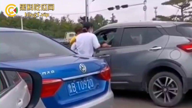 山东又又又上分了!宝妈追尾抱着孩子拿小刀刺前车司机!