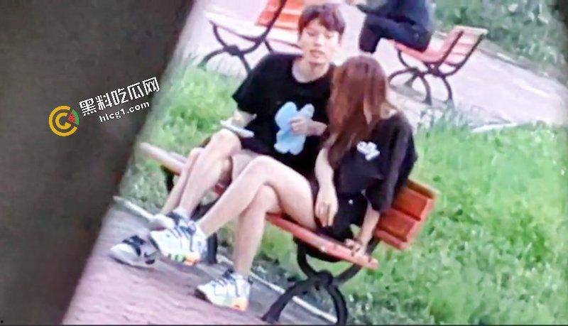 四川工商职业技术学院 小情侣饥渴难耐 在操场边腻歪 吸奶子 偷拍视频流出