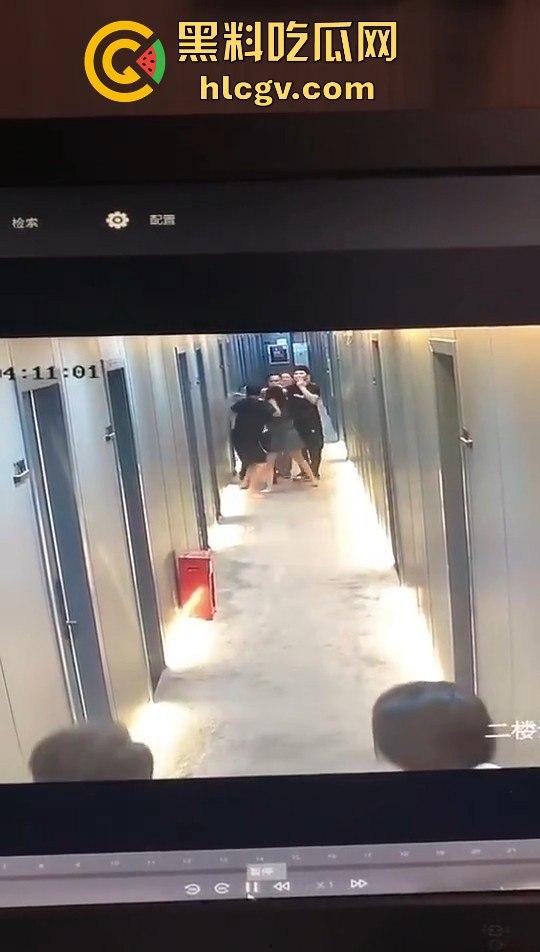 瓜友监控投稿：酒店内男子犯贱挑衅，一打四差点上演血案，好老婆及时拦下化解危机！